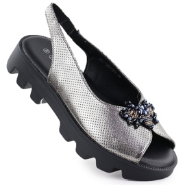 Kvinnors sandaler på plattformen perforerad metallisk silverpotocki SZ12610 silver-