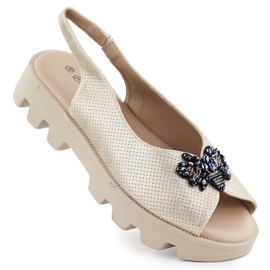 Kvinnors sandaler på plattformen perforerade metalliska gyllene potocki SZ12610