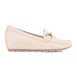Goodin Beige loafers på en låg kil med en prydnad