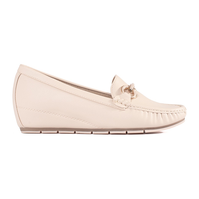 Goodin Beige loafers på en låg kil med en prydnad
