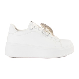 Vita sneakers på en nallebjörnplattform