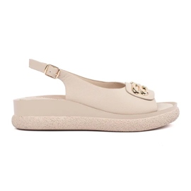 Goodin Beige platta sandaler med en prydnad
