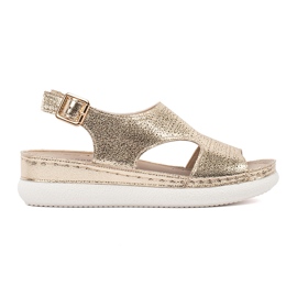 Goodin Guldsandaler på en lätt plattform gyllene