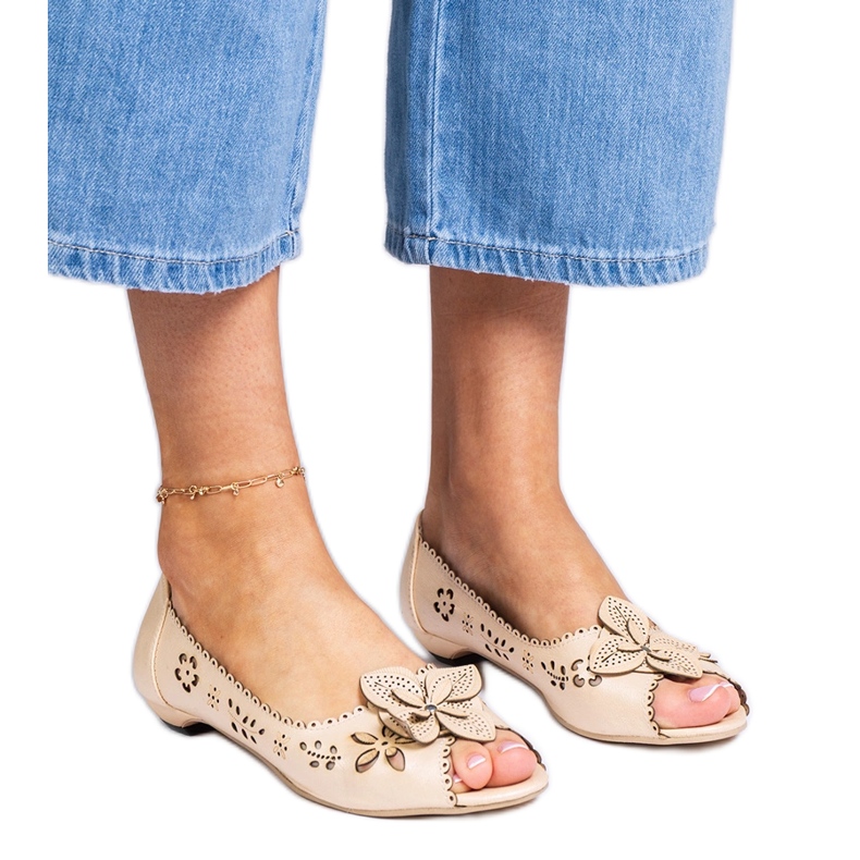 Beige OpenWork Ballerinas med en öppen tå