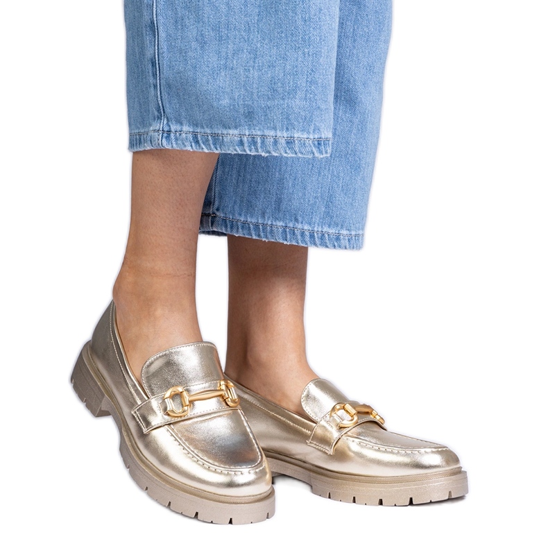 Gyllene eleganta mockasiner med dekoration