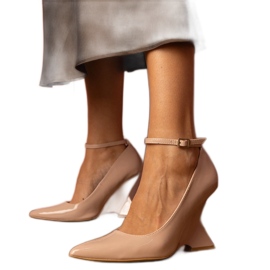 Beige kilpumpar i lackläder