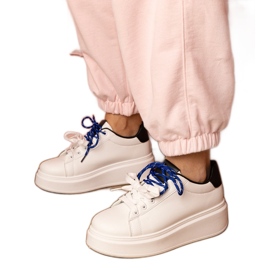 Vita sportsneakers på plattformen