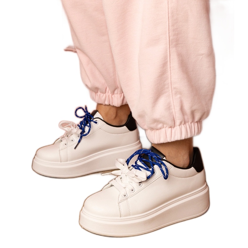 Vita sportsneakers på plattformen