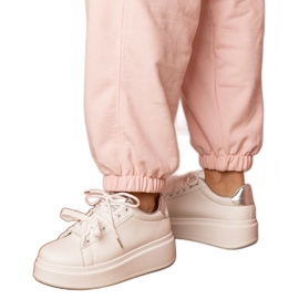 Vita och silversportsneakers på plattformen