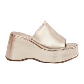 Eco Leather kvinnors tofflor på plattformen och guldkilarna gyllene