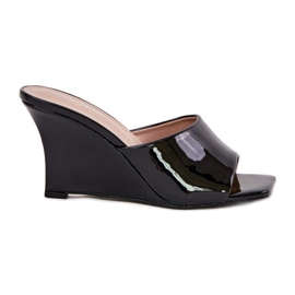 Målade kvinnors bröllop på kilar svart