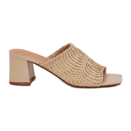 Kvinnors flip flops med beige klackar