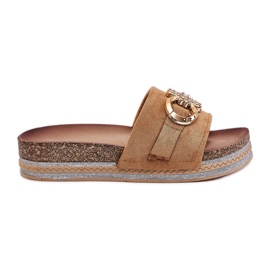 Kvinnors flip flops på plattformen med glitter och gyllene dekoration kamel brun
