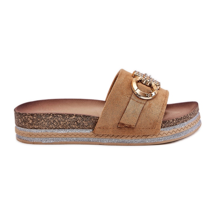 Kvinnors flip flops på plattformen med glitter och gyllene dekoration kamel brun