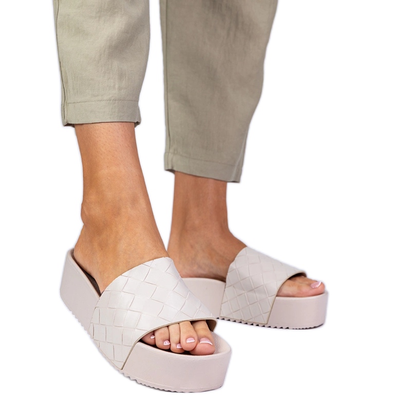 Beige pressande flip flops