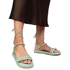 Gröna kvinnors sandaler flätade