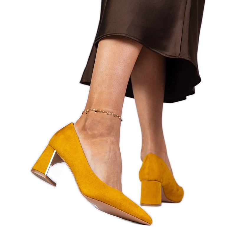 Gula pumpar på ett elegant dekorerat stolpe