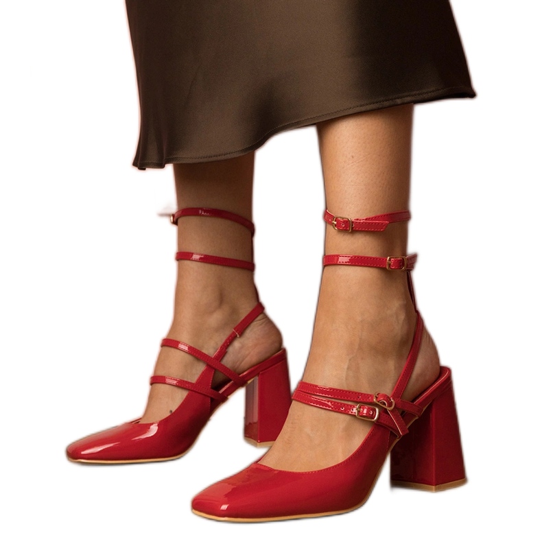 Röda pumpar lackade på posten