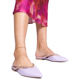 Violet elegant flip -flops dekorerad med en kedja purpur