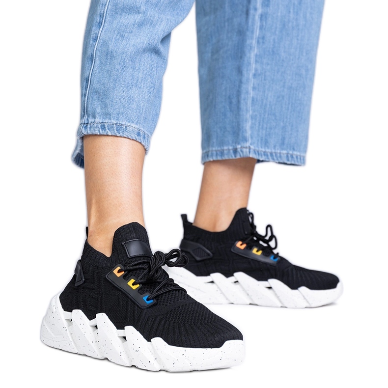 Svarta sportsneakers på en massiv sula