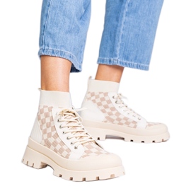 Beige stövlar sneakers på plattformen