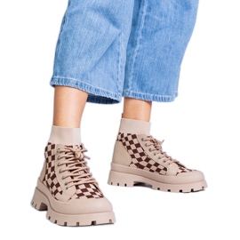 Bruna stövlar sneakers på plattformen