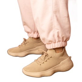Beige sportsneakers med en strumpor övre