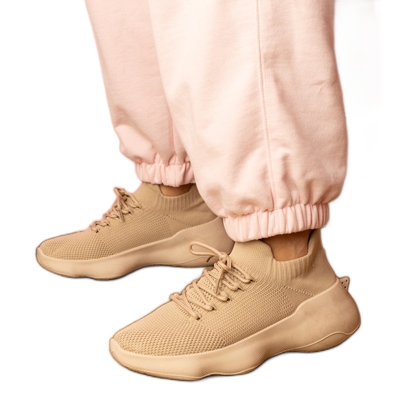 Beige sportsneakers med en strumpor övre