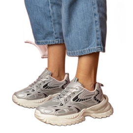 Silversportsneakers på en elegant sula