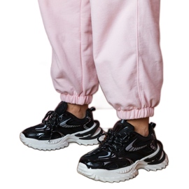 Svarta sportsneakers på en elegant sula