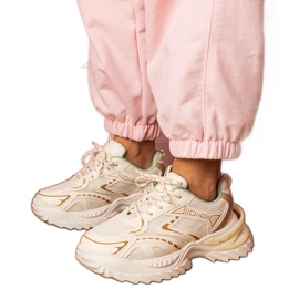Beige sportsneakers på en tjock sula