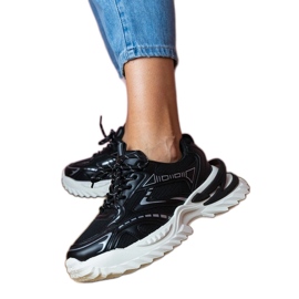 Svarta sportsneakers på en tjock sula
