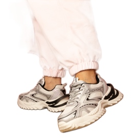 Silversportsneakers på en tjock sula