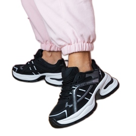 Svarta sportsneakers på en massiv sula