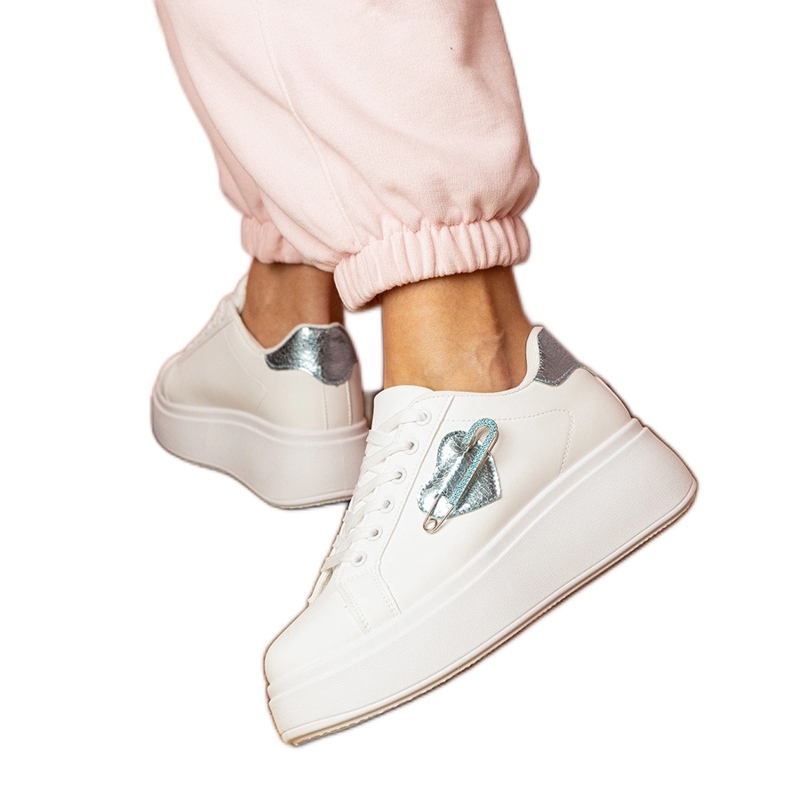 Vita sneakers med ett blått hjärta och en zirkonstift