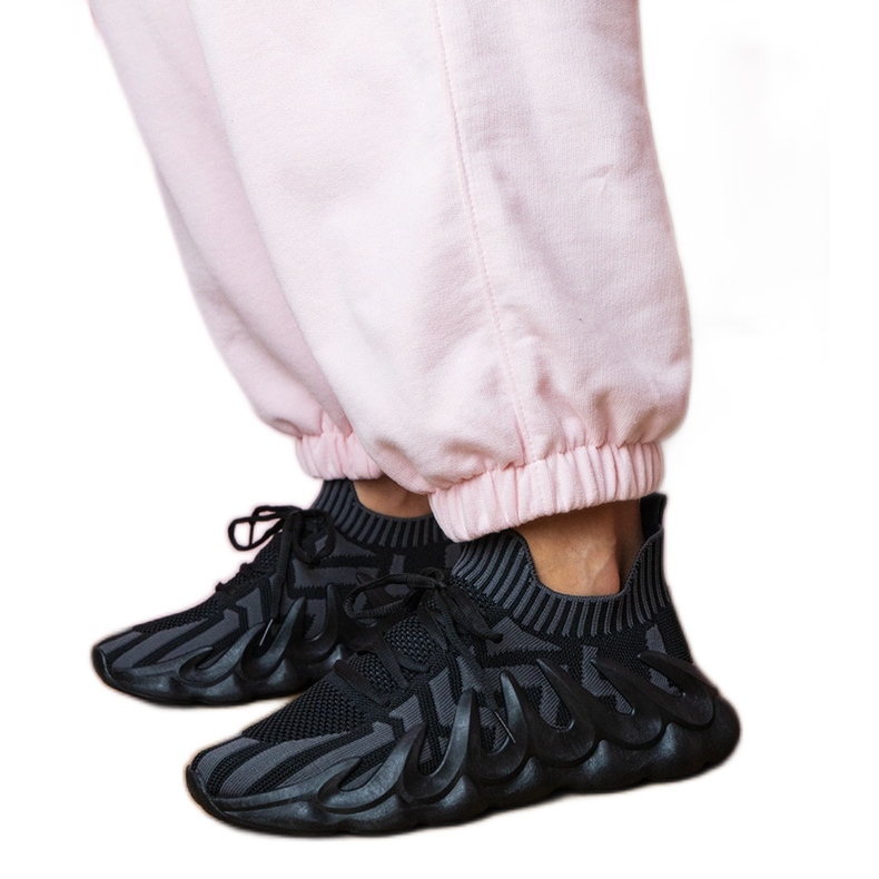 Svarta sportsneakers på en massiv sula