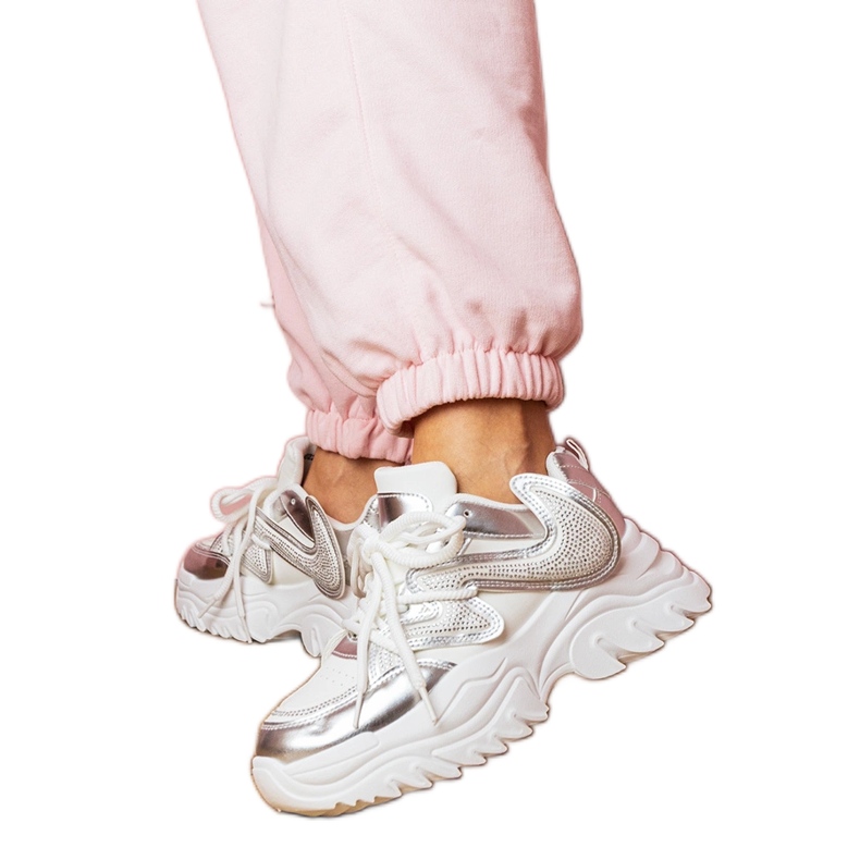 Vita sneakers på en massiv sula med zirkoner