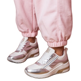 Vita sneakers med zirkoner och en metallinsättning