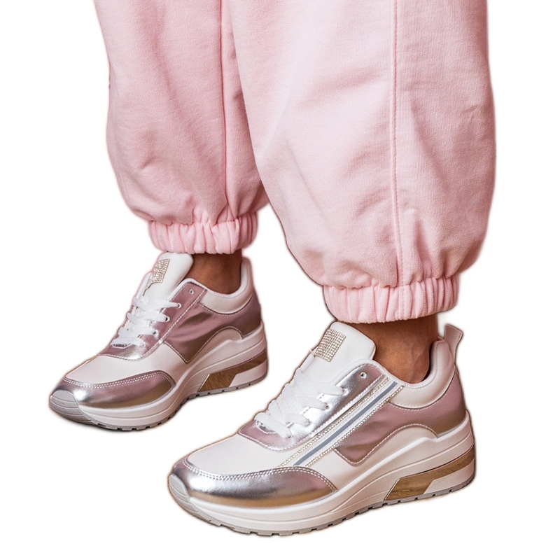 Vita sneakers med zirkoner och en metallinsättning