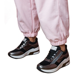 Svarta sneakers med zirkoner och en metallinsättning