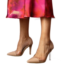 Beige klassiska pumpar med en transparent övre