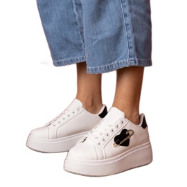 Vita sneakers med ett svart hjärta och en zirkonstift