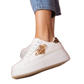Vita sneakers med zirkonstift och ett leopardtillägg