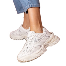 Vita sportsneakers på en elegant sula