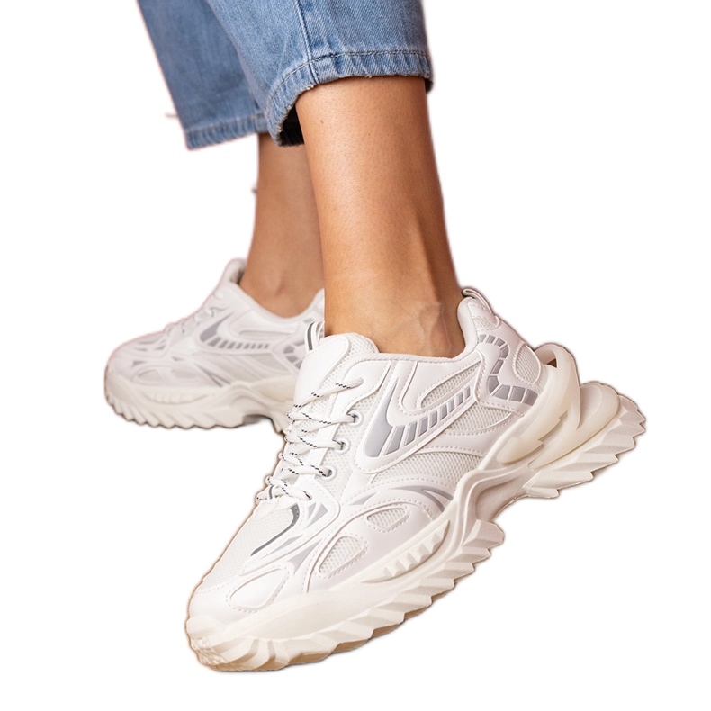 Vita sportsneakers på en elegant sula