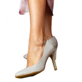 Silverpumpar på en brokadfinish