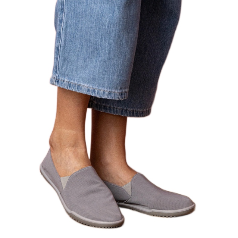 Grå kvinnor slockade sneakers