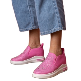 Rosa kvinnors sneakers med zirkoner på en dold kil