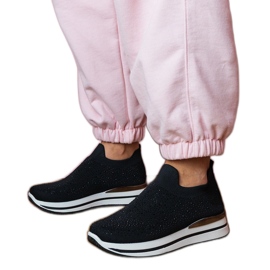 Svarta kvinnors sneakers på plattformen med zirkoner
