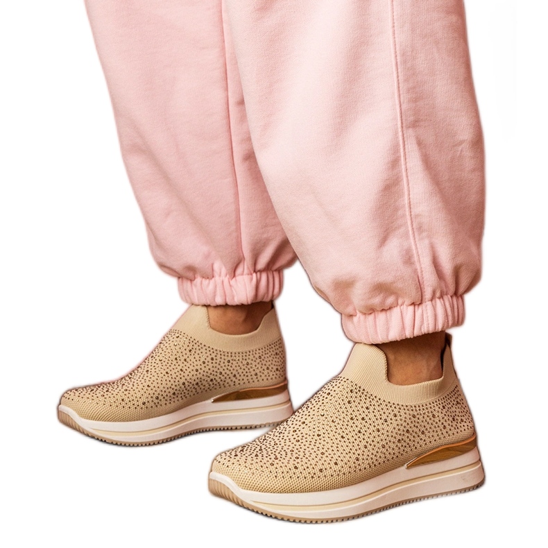 Beige kvinnors sneakers på plattformen med zirkoner
